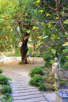 labeille boutique apartments