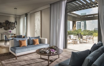 four seasons hotel bangkok at chao phraya river