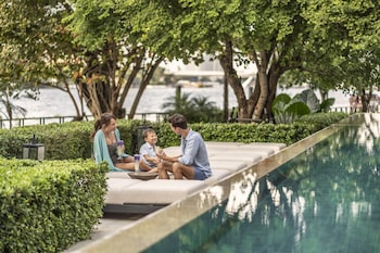 four seasons hotel bangkok at chao phraya river