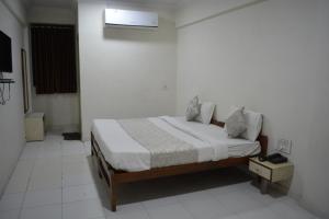 hotel runway inn