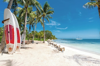 nomads hotel hostel and beach club