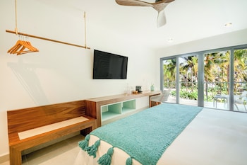nomads hotel hostel and beach club