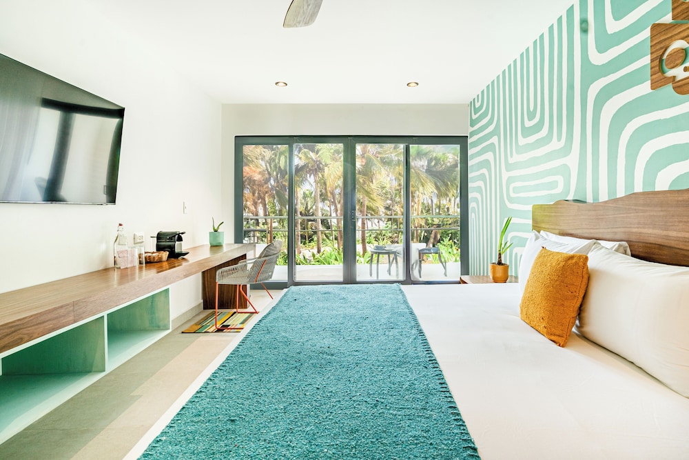 nomads hotel hostel and beach club