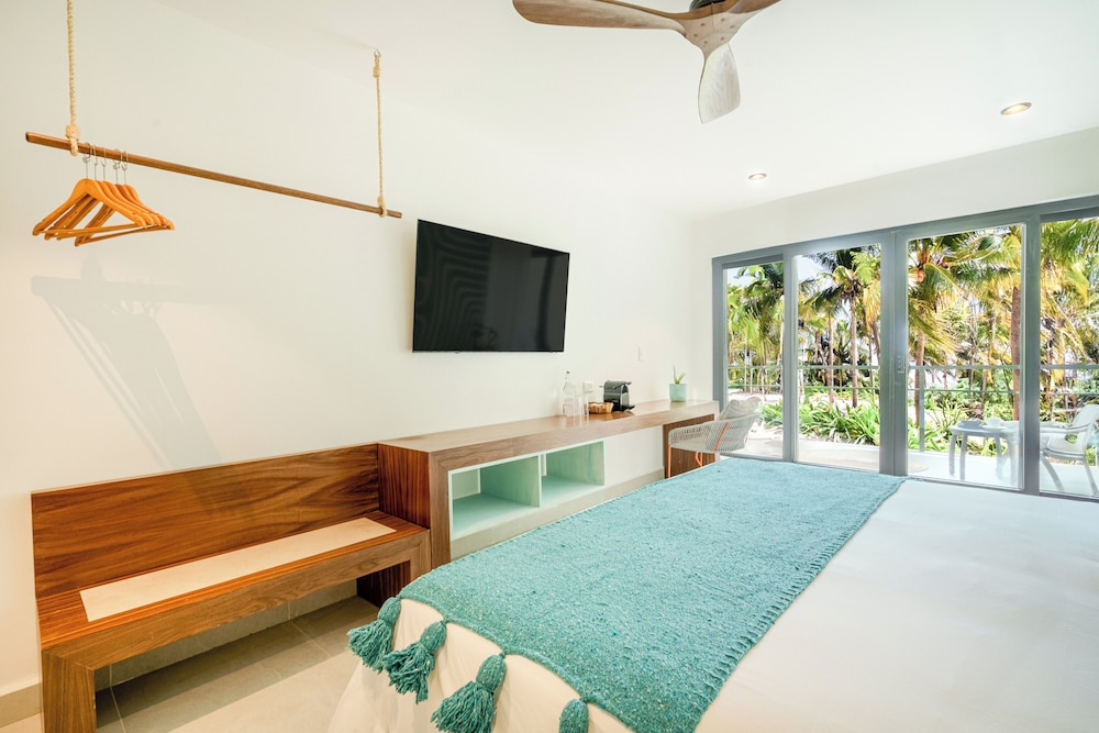 nomads hotel hostel and beach club