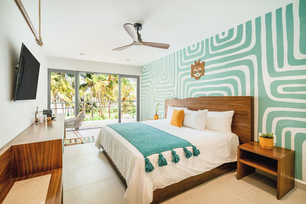 nomads hotel hostel and beach club