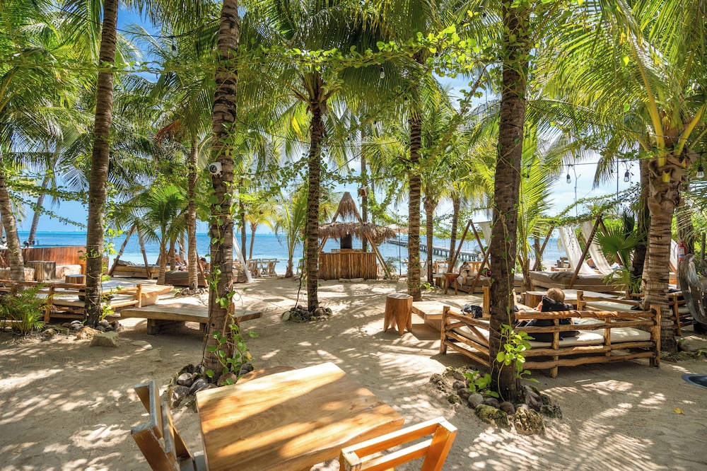 nomads hotel hostel and beach club