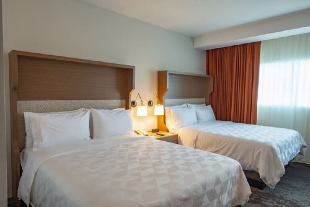 holiday inn and suites merida la isla