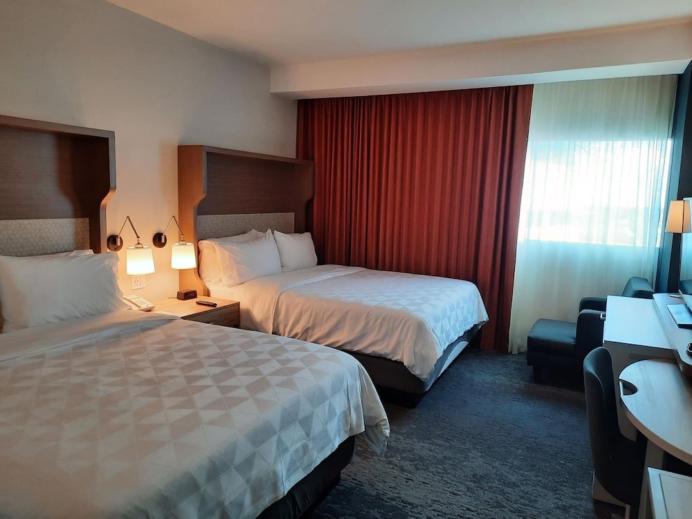 holiday inn and suites merida la isla