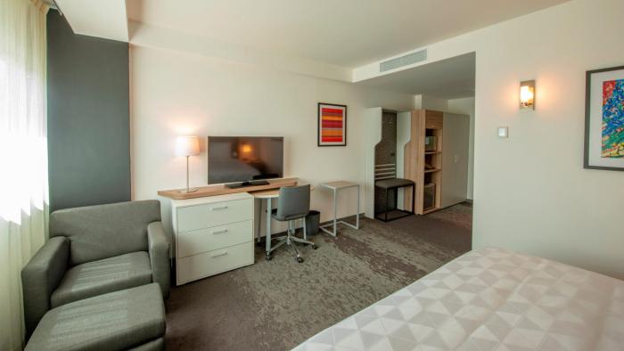 holiday inn and suites merida la isla