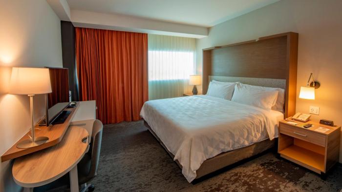 holiday inn and suites merida la isla