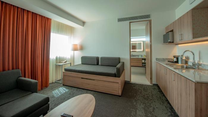 holiday inn and suites merida la isla