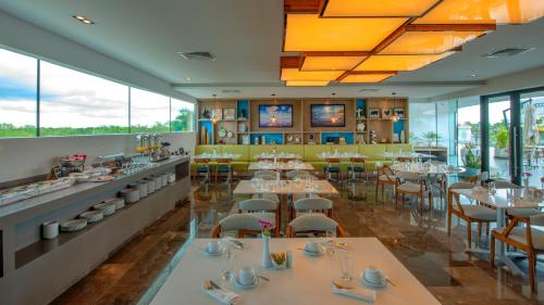 holiday inn and suites merida la isla