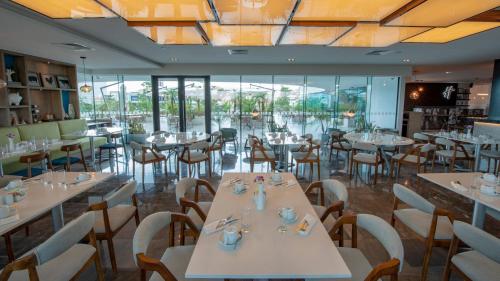 holiday inn and suites merida la isla