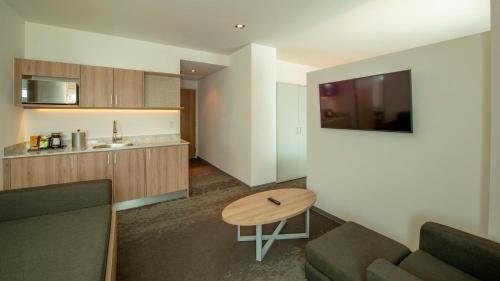 holiday inn and suites merida la isla