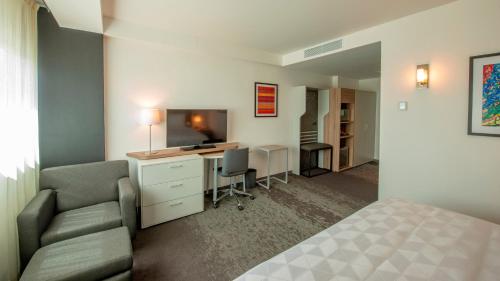 holiday inn and suites merida la isla