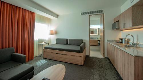 holiday inn and suites merida la isla
