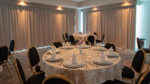 holiday inn and suites merida la isla