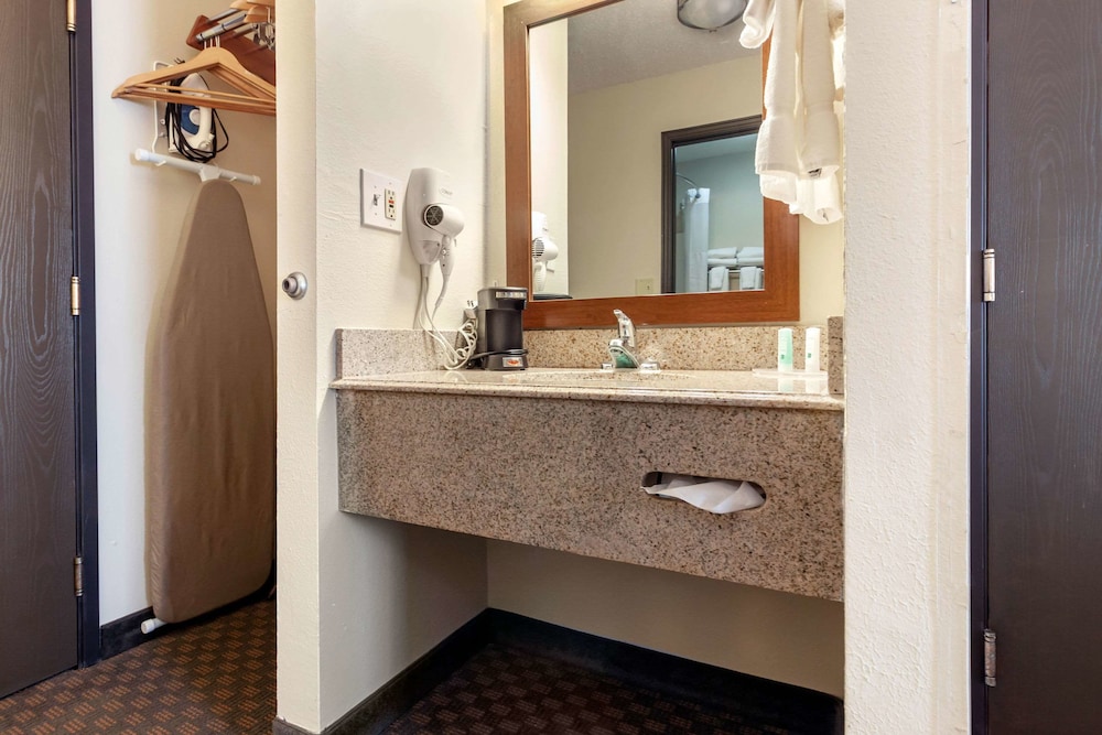 Quality Inn Hays I-70,Hays>>Ellis,3 star