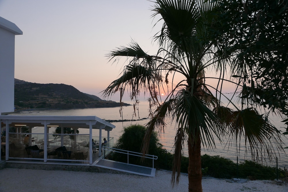 e j pyrgos bay hotel