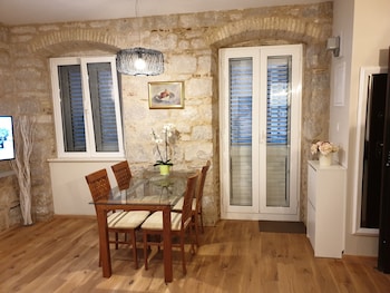 bouganvillea split apartments