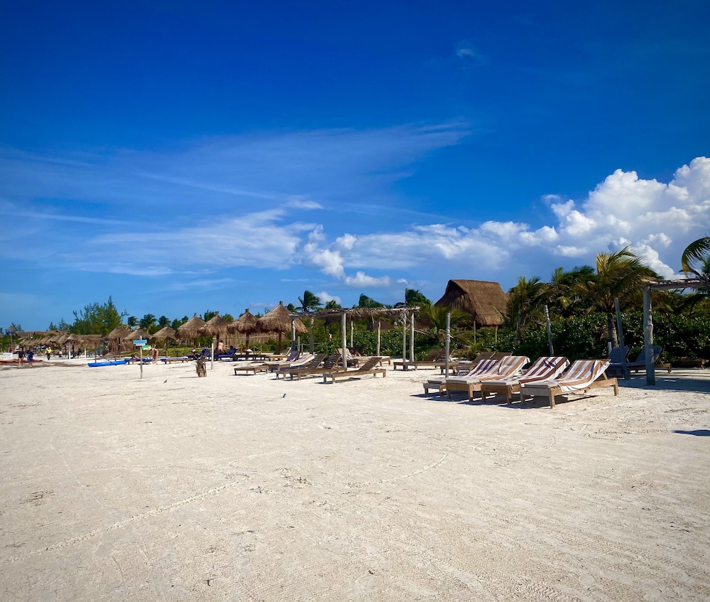 akbal holbox beach zone