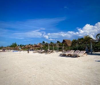 akbal holbox beach zone