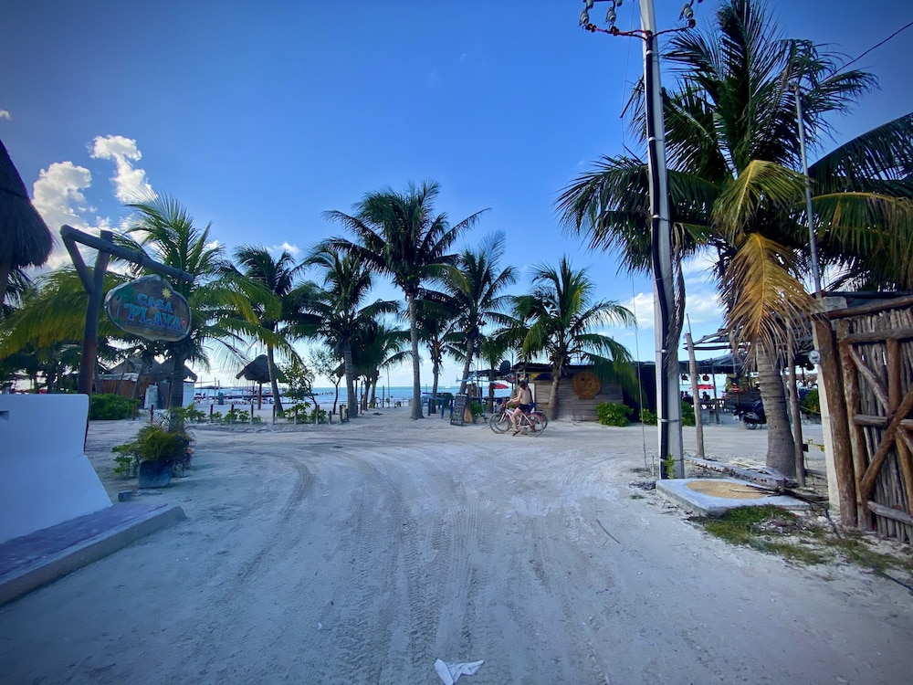 akbal holbox beach zone