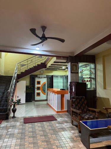 oyo 41448 hotel lisa galaxy