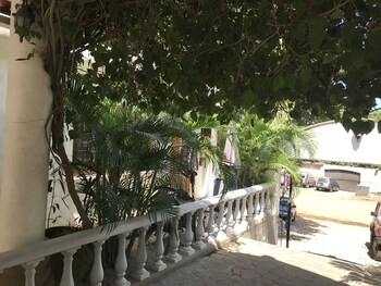 hotel flores adults only