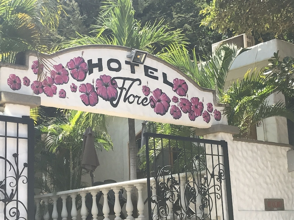 hotel flores adults only