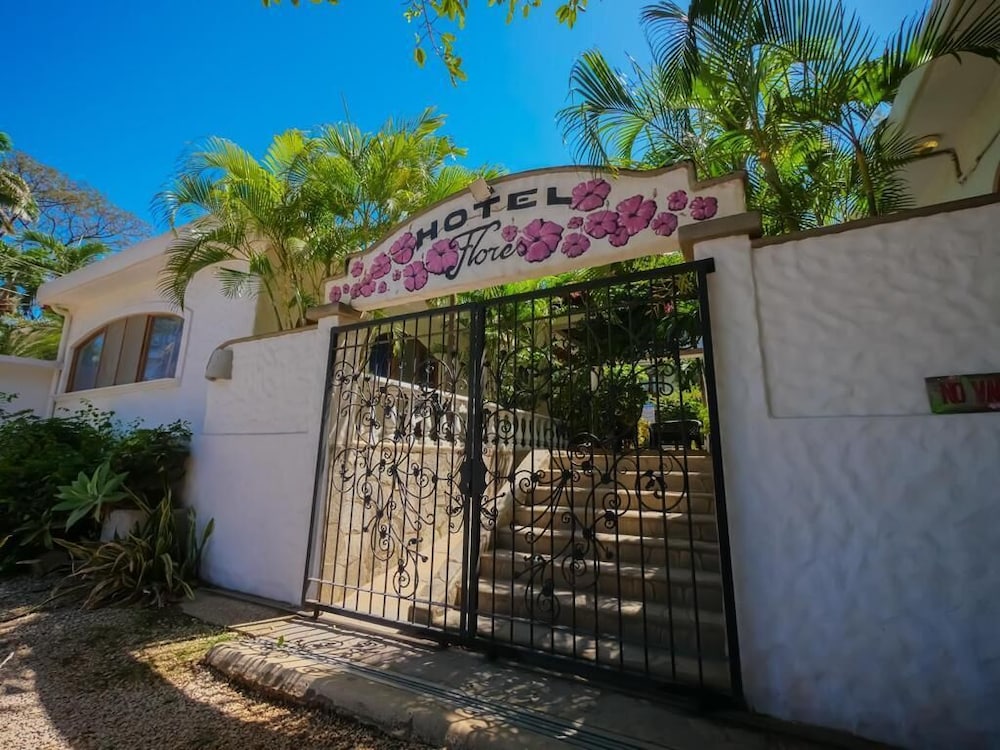 hotel flores adults only