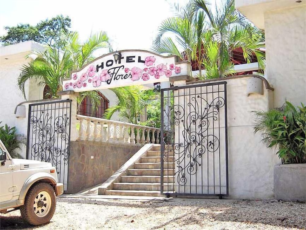 hotel flores adults only