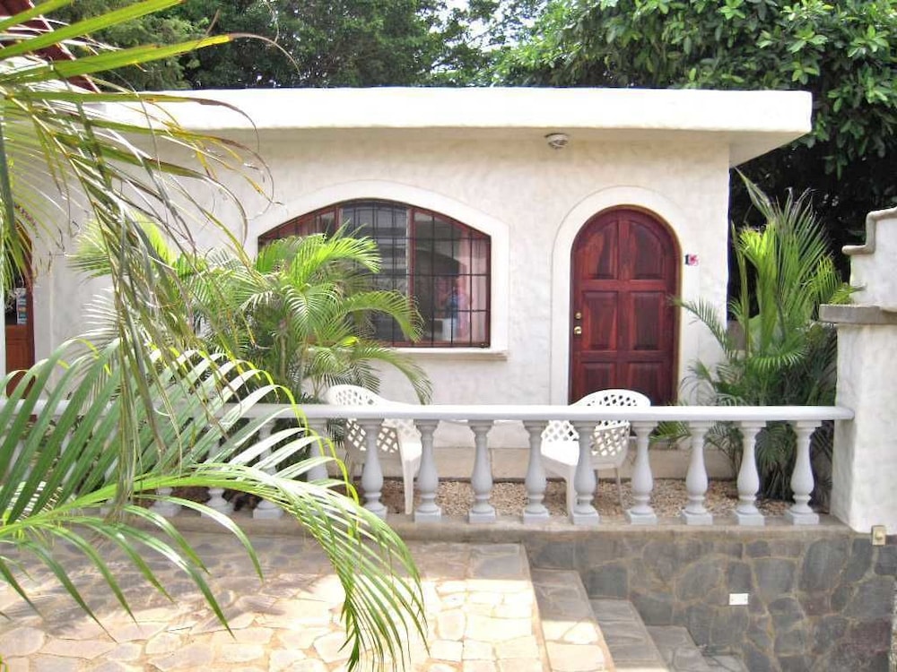 hotel flores adults only