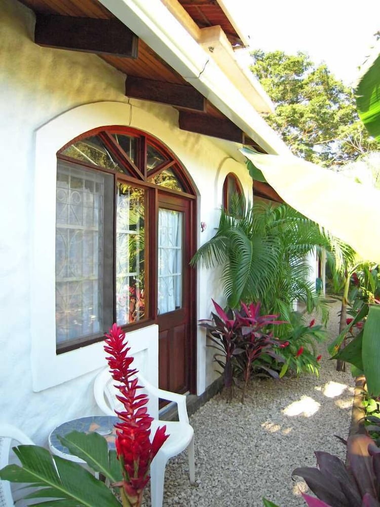 hotel flores adults only