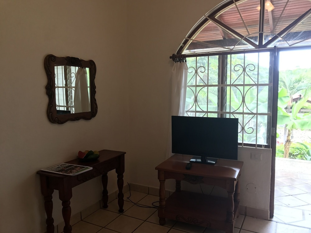 hotel flores adults only