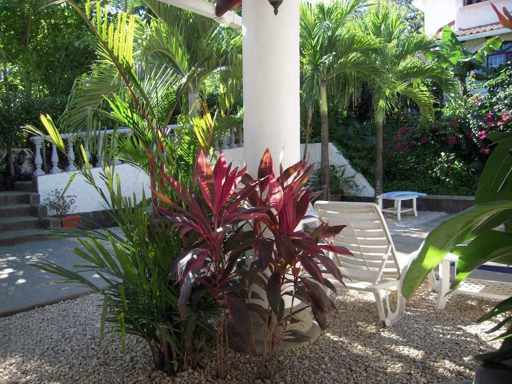 hotel flores adults only