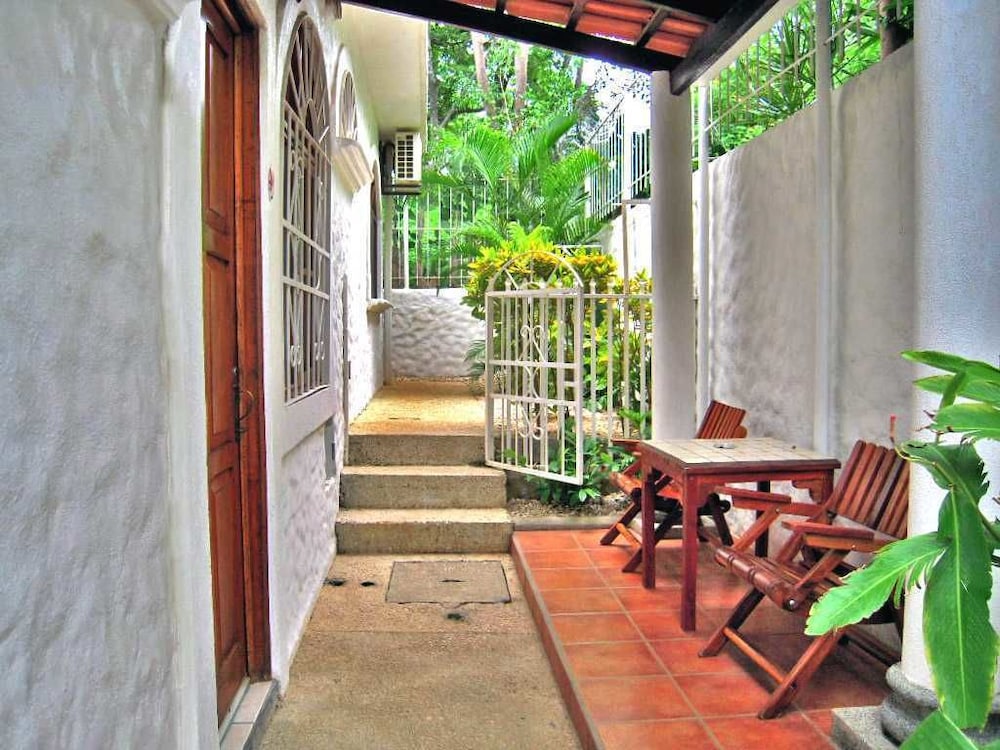 hotel flores adults only