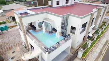 the crest lodge