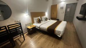 hotel b r regency