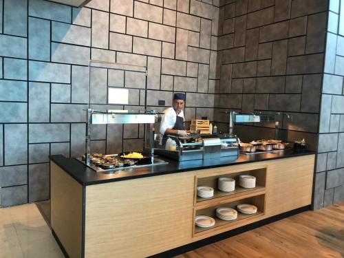 herbert samuel okeanos suites herzilya