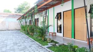 hotel kili suci by simply homy