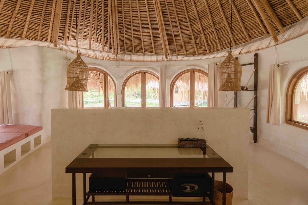 mana earthly paradise hostel