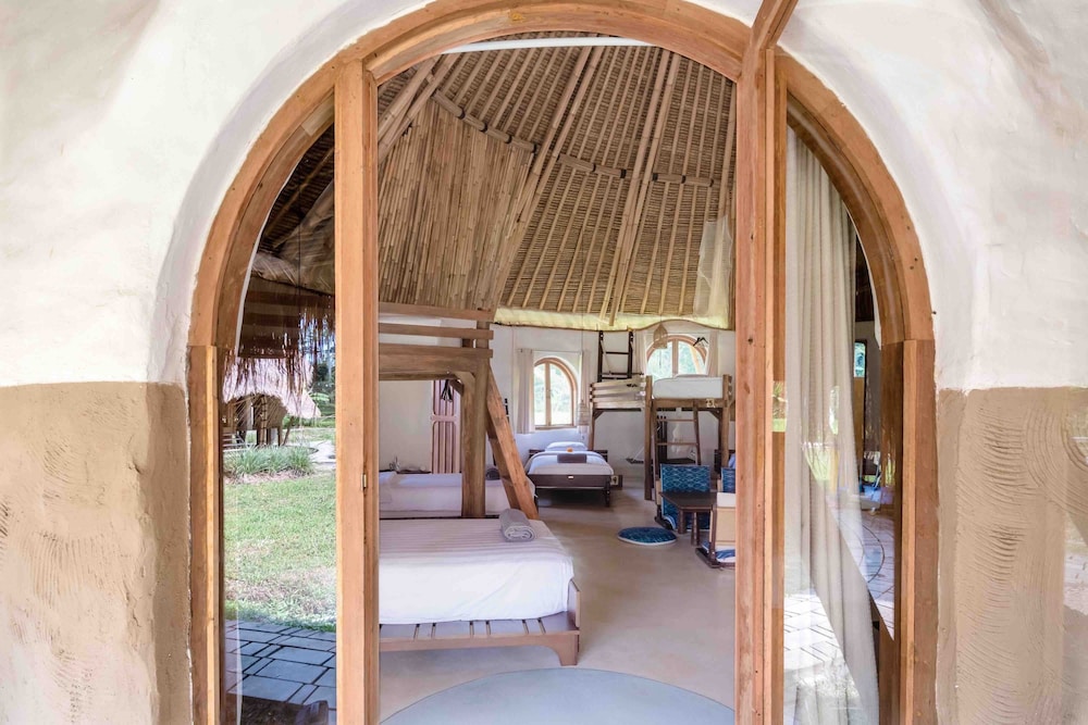 mana earthly paradise hostel