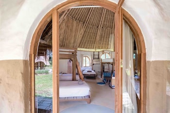 mana earthly paradise hostel