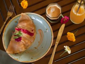 mana earthly paradise hostel