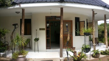 white castle hotel arua