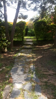 white castle hotel arua