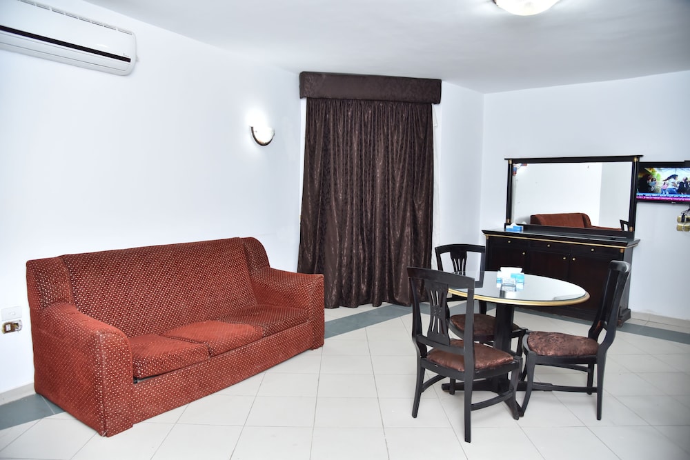 royal pyramids hotel