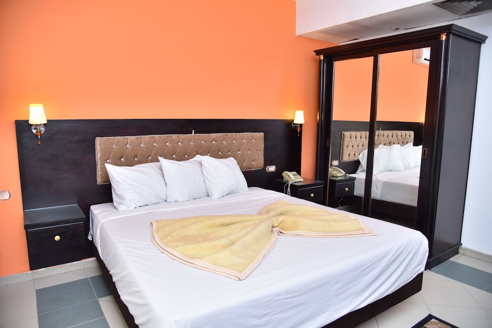 royal pyramids hotel