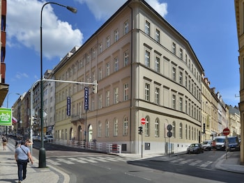 ea hotel new town